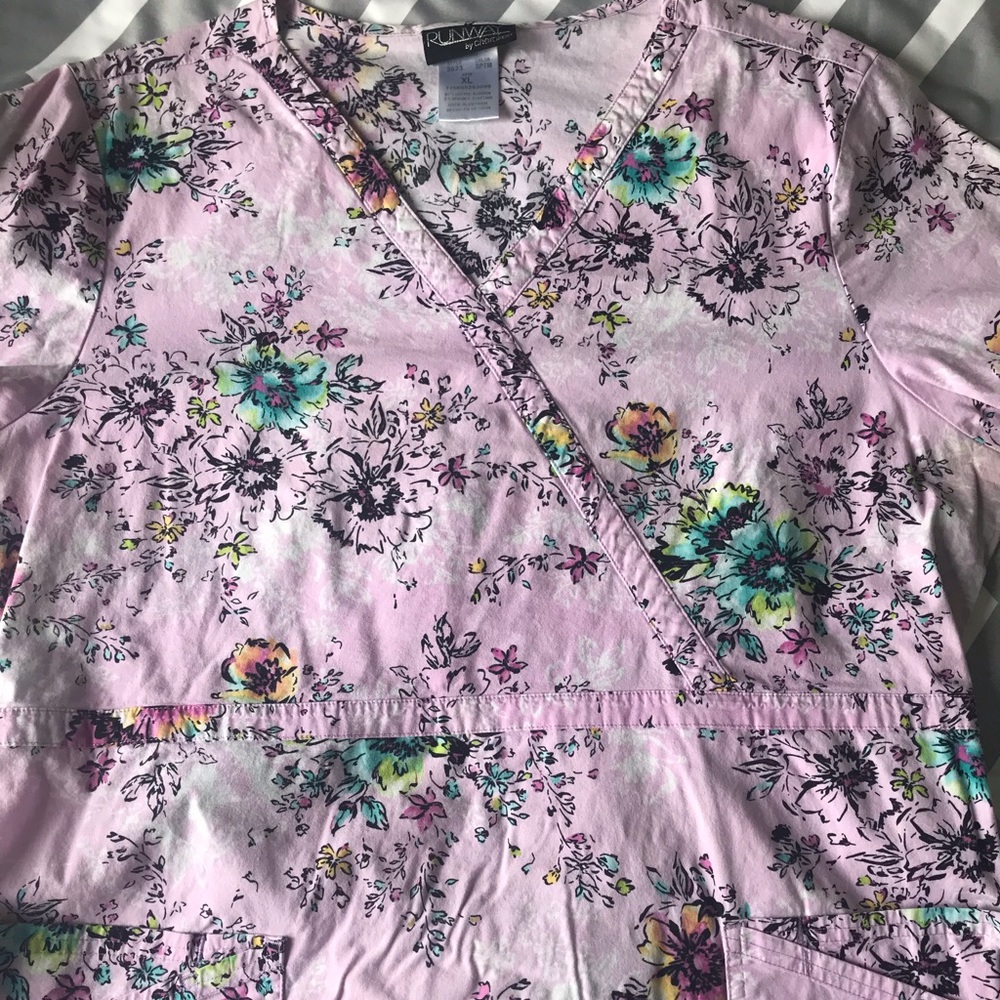 3/$10🌸 Scrub Top